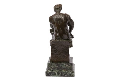 Lot 383 - A LATE 19TH/EARLY 20TH CENTURY BRONZE FIGURE OF LORENZO DE' MEDICI, AFTER MICHELANGELO