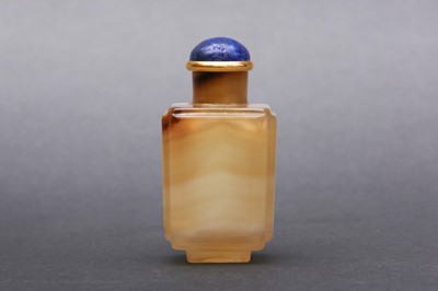 Lot 323 - A CHINESE AGATE SQUARE-FORM SNUFF BOTTLE