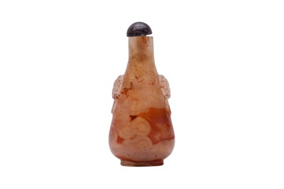 Lot 324 - A CHINESE AGATE PEAR-SHAPED SNUFF BOTTLE