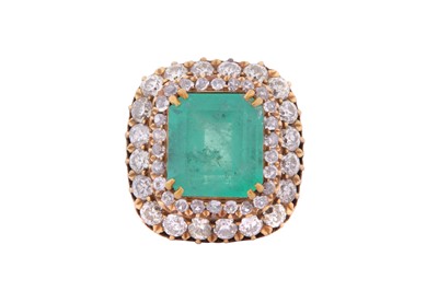 Lot 174 - AMRAPALI l AN EMERALD AND DIAMOND CLUSTER RING