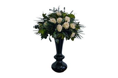 Lot 303 - A DECORATIVE FLORAL ARRANGEMENT IN A BLACK GLASS VASE