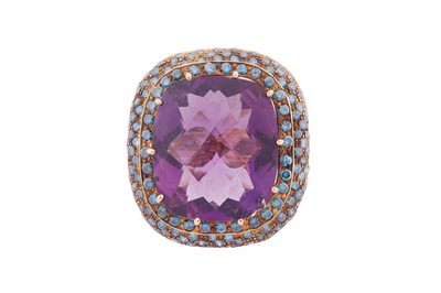 Lot 238 - AN AMETHYST AND BLUE DIAMOND RING