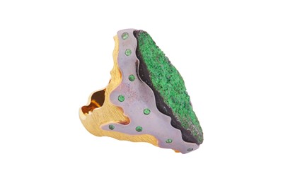 Lot 180 - AN UVAROVITE GARNET RING