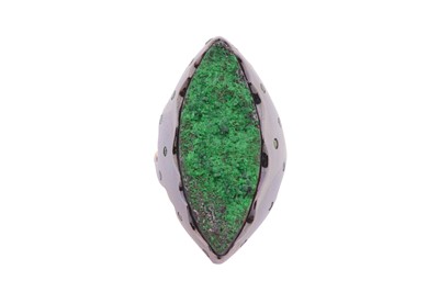 Lot 180 - AN UVAROVITE GARNET RING