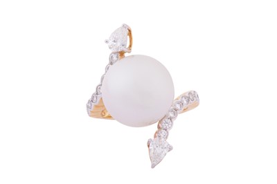 Lot 311 - A PEARL AND DIAMOND RING