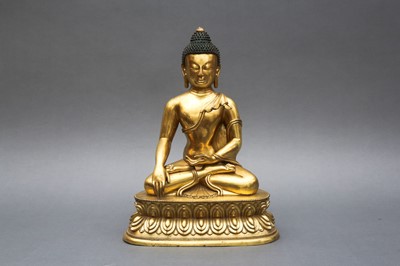 Lot 205 - A FINE AND IMPRESSIVE SINO-TIBETAN GILT-BRONZE FIGURE OF BUDDHA SHAKYAMUNI