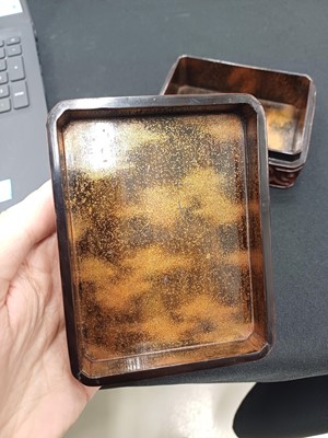 Lot 467 - A JAPANESE 'GURI' LACQUER BOX AND COVER