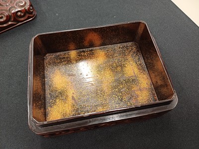 Lot 467 - A JAPANESE 'GURI' LACQUER BOX AND COVER