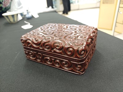 Lot 467 - A JAPANESE 'GURI' LACQUER BOX AND COVER