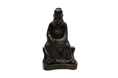 Lot 216 - A CHINESE BRONZE FIGURE OF A SEATED GUARDIAN/SCHOLAR