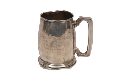 Lot 142 - A GEORGE V STERLING SILVER MUG