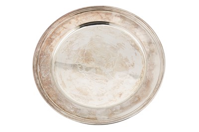 Lot 249 - An cased Elizabeth II sterling silver Royal commemorative plate, London 1977 by Roberts and Dore