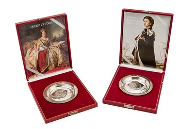 Lot 251 - Two cased Elizabeth II sterling silver Royal commemorative dishes, London 1973 by Silverware Manufacturers Ltd