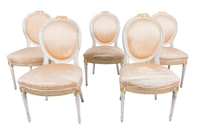 Lot 362 - A SET OF FIVE GEORGE III WHITE PAINTED AND PARCEL GILT DINING/SALON CHAIRS