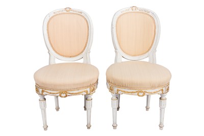 Lot 363 - A PAIR OF WHITE PAINTED AND PARCEL GILT DINING/SALON CHAIRS, EARLY 19TH CENTURY