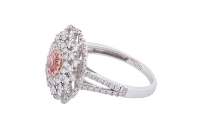 Lot 110 - A PINK AND WHITE DIAMOND RING