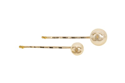 Lot 325 - Chanel Ivory Pearl CC Hair Accessory