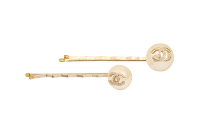 Lot 323 - Chanel Ivory Pearl CC Hair Accessory