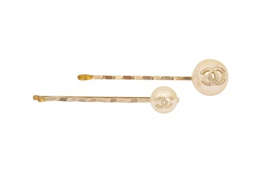 Lot 327 - Chanel Ivory Pearl CC Hair Accessory