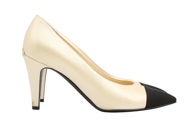 Lot 462 - Chanel Ivory Classic Bi Colour Heeled Pump - Size 37.5