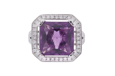 Lot 182 - AN AMETHYST AND DIAMOND RING