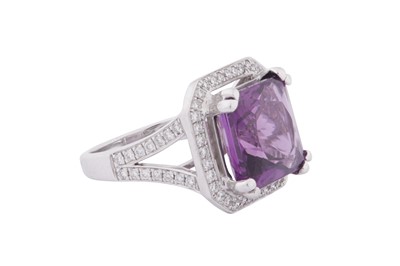 Lot 182 - AN AMETHYST AND DIAMOND RING