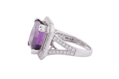 Lot 182 - AN AMETHYST AND DIAMOND RING