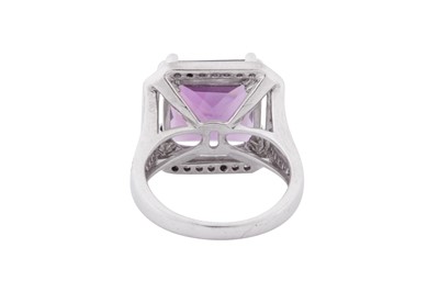 Lot 182 - AN AMETHYST AND DIAMOND RING