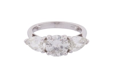 Lot 123 - A THREE-STONE DIAMOND RING