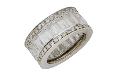 Lot 30 - A DIAMOND AND CUBIC ZIRCONIA RING