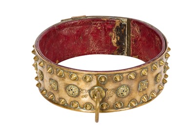 Lot 454 - A 19TH CENTURY BRASS AND LEATHER DOG COLLAR