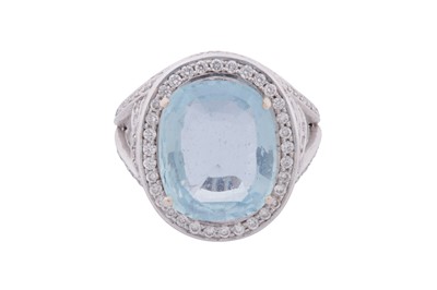 Lot 159 - AN AQUAMARINE AND DIAMOND DRESS RING