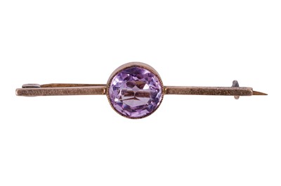 Lot 40 - AN AMETHYST BAR BROOCH