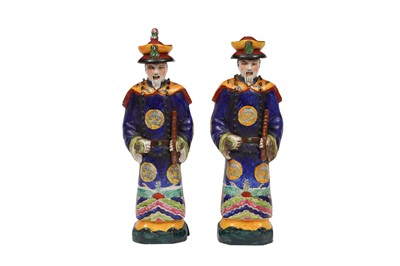 Lot 472 - A PAIR OF CHINESE FAMILLE ROSE PORCELAIN FIGURES