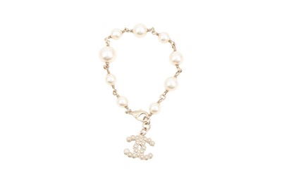 Lot 324 - Chanel Ivory Pearl CC Drop Bracelet