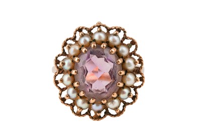 Lot 31 - AN AMETHYST AND SEED PEARL RING