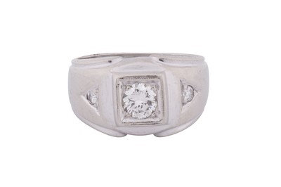 Lot 107 - A DIAMOND RING