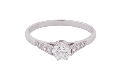 Lot 110 - A DIAMOND RING