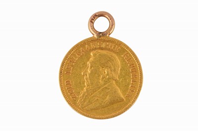 Lot 101 - A SOUTH AFRICAN HALF-POND COIN DATED 1895, MOUNTED AS A PENDANT