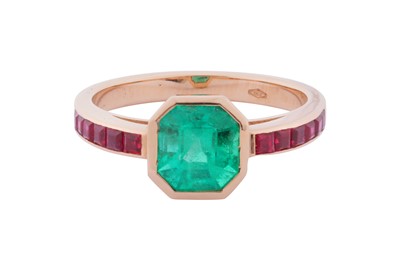 Lot 282 - AN EMERALD AND RUBY RING