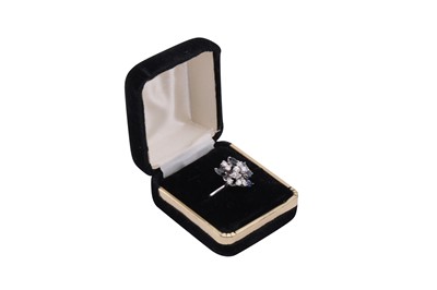 Lot 148 - A SAPPHIRE AND DIAMOND CLUSTER RING
