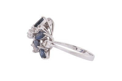 Lot 148 - A SAPPHIRE AND DIAMOND CLUSTER RING