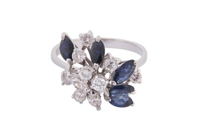 Lot 148 - A SAPPHIRE AND DIAMOND CLUSTER RING