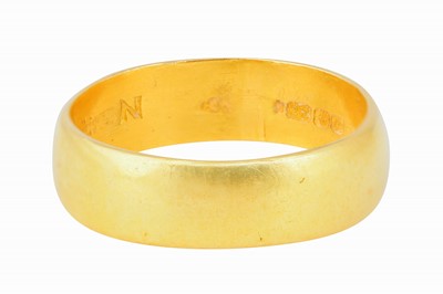 Lot 32 - A 22CT YELLOW GOLD BAND, CIRCA 1965