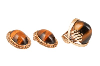 Lot 42 - TIGER'S-EYE RING AND EARRING SUITE