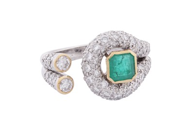 Lot 276 - AN EMERALD AND DIAMOND TORQUE RING