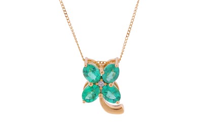 Lot 274 - AN EMERALD FLOWER PENDANT NECKLACE