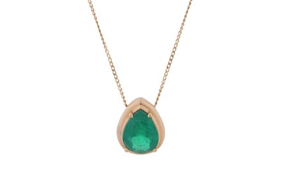 Lot 278 - AN EMERALD PEAR-SHAPED PENDANT NECKLACE