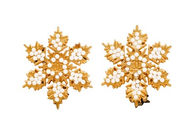 Lot 391 - Chanel Cream Snowflake Pierced Earrings