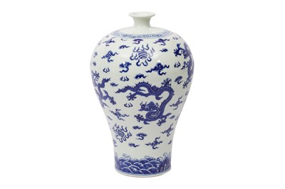 Lot 475 - A CHINESE BLUE AND WHITE 'DRAGONS' VASE